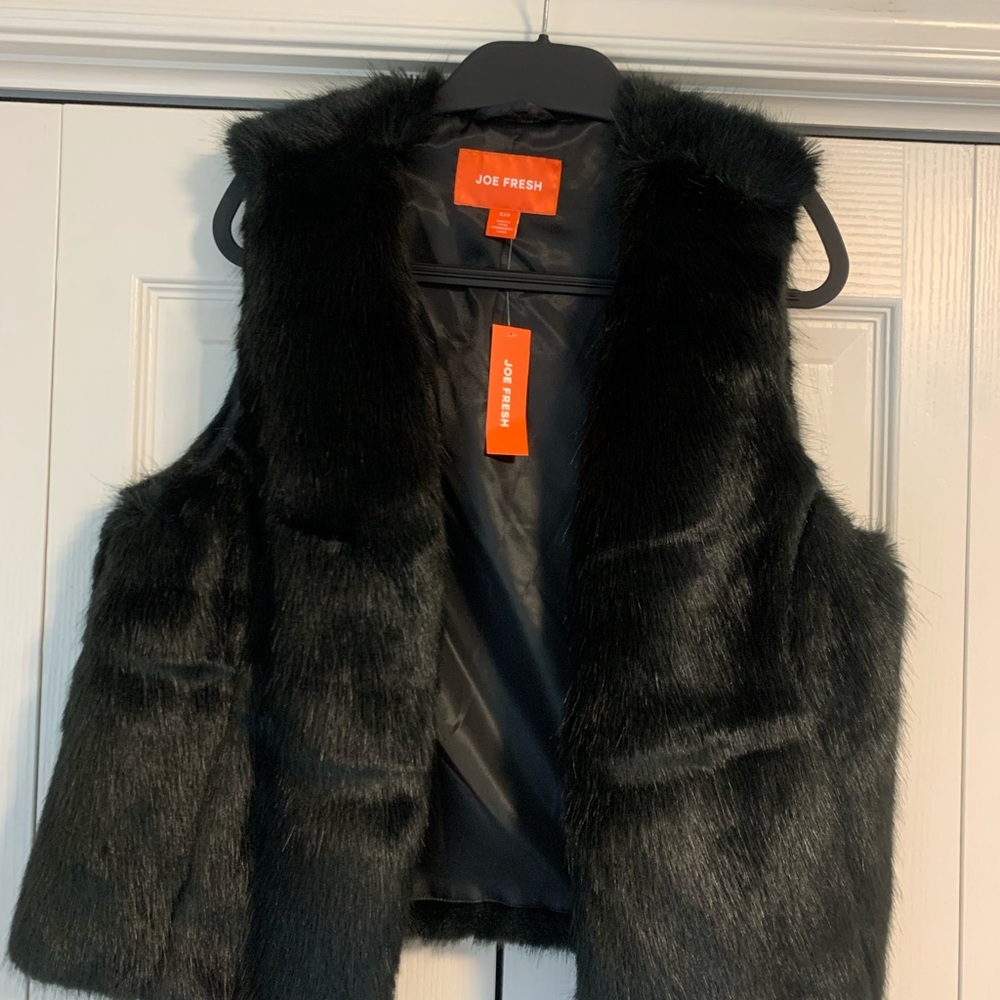 Joe Fresh Women’s Faux Fur lined Sleeveless Vest/Top, Black. Size S
